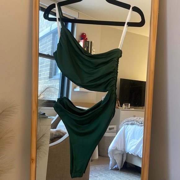 Revolve Superdown Veronica Cut Out Bodysuit in Forest Green (NWOT) - Picture 6 of 10